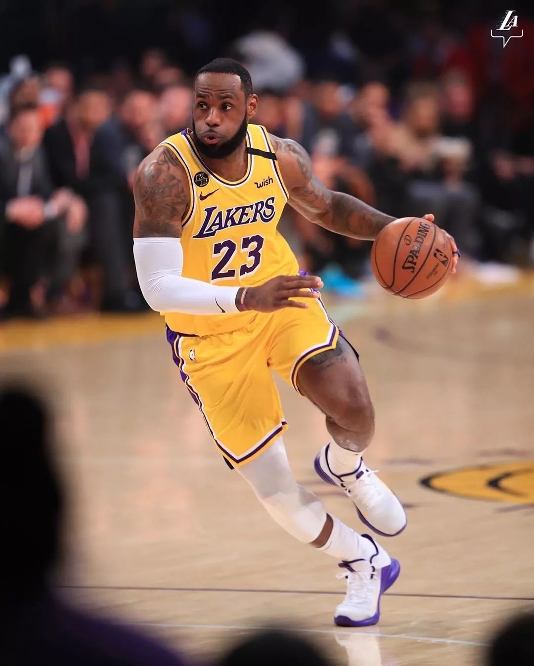 不容易！库里外线外线出手 命中自己本场首个运动战进球（艰难开张！库里外线命中本场首个运动战得分）