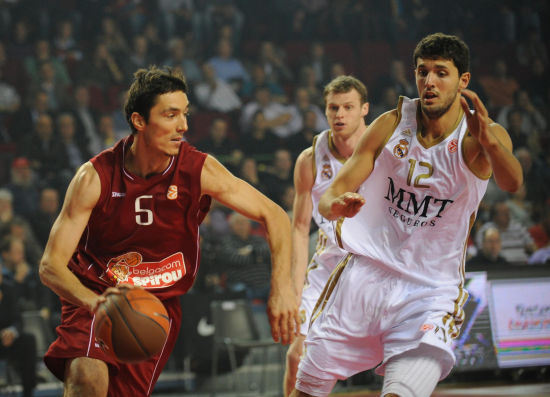 自己来！弗拉格依靠个人能力连续拿分 帮助球队苦苦支撑（弗拉格凭个人能力连续得分，苦撑球队局势）