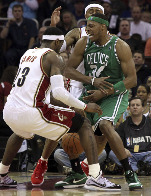 泰伦·卢：詹姆斯伟大之处在于他能与任何人搭档，并发挥作用（泰伦·卢：詹姆斯之所以伟大，是因为他能与任何队友配合并打出效果）