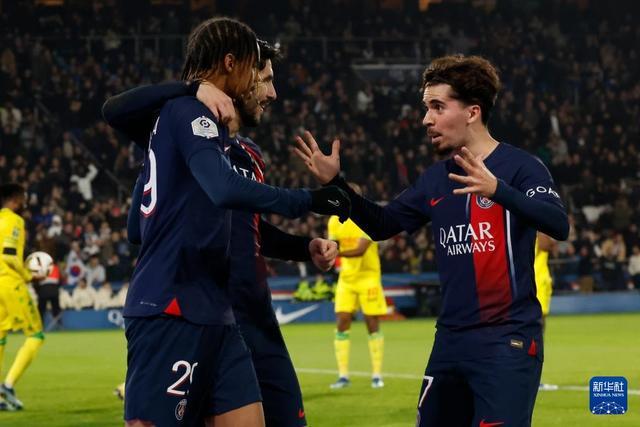 AC米兰在意大利杯负于拉齐奥，终结13场不败，放弃杯赛以专注意甲，凸显战略调整。（AC米兰意杯不敌拉齐奥，13场不败止步，舍杯专攻意甲显战略转向）