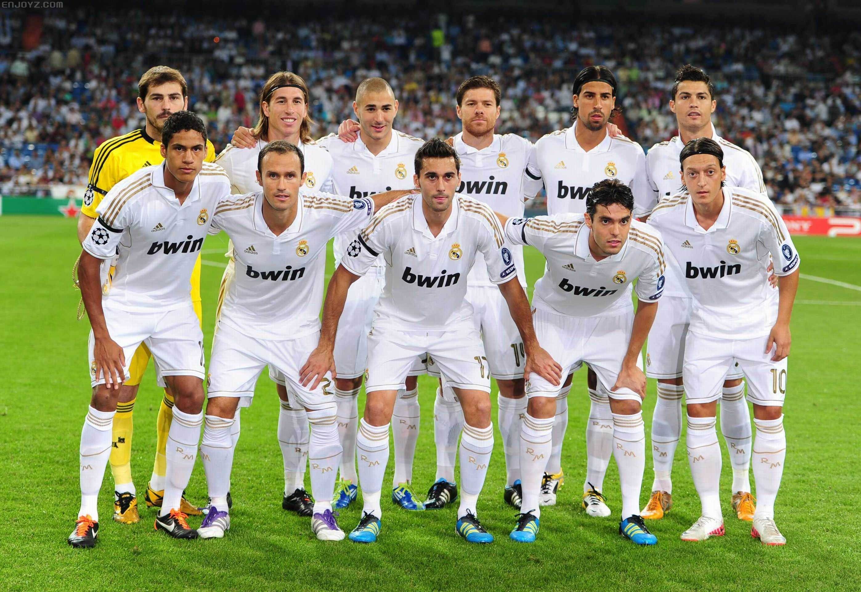 曼联主场4比1大胜狼队，B费梅开二度，姆贝莫、芒特破门，终结对手不胜纪录，升至第六。（曼联主场4-1横扫狼队：B费双响，姆贝莫、芒特建功，终结对手不胜纪录，升至第六位）