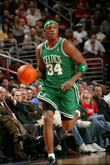 马竞表彰50年以上的老会员，球队主席塞雷佐出席并颁发纪念章（马竞为入会50年以上资深会员授勋，主席塞雷佐亲临颁发纪念章）