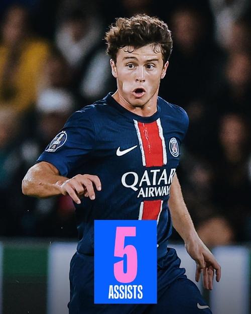 个人能力！两队进攻陷入困境， 奎因上场外线运球高难度急停三分命中！（凭个人能力破局：双方进攻受阻，奎因外线运球急停命中高难度三分）