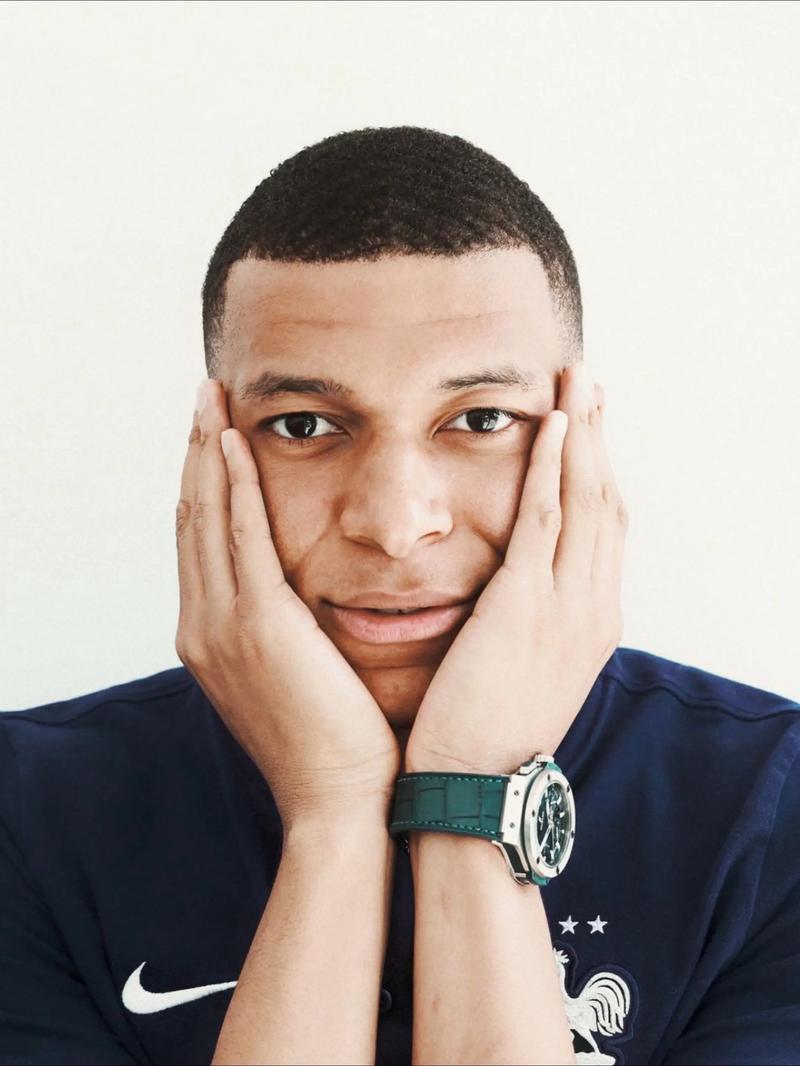 球员直接摊手，态度很明显（球员摊手示意，态度一目了然）