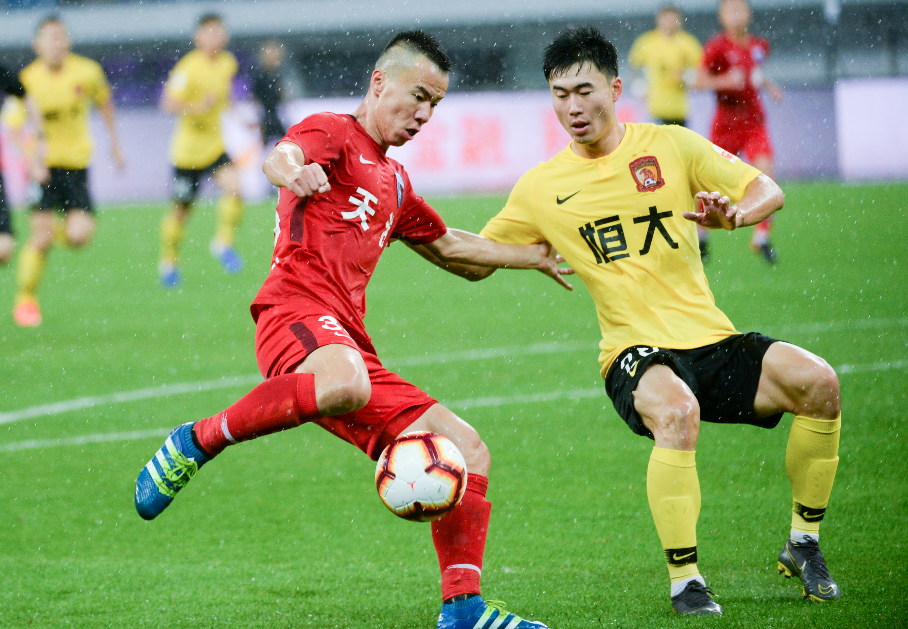 经典回顾：姆总大战哈兰德，上赛季皇马总比分6-3淘汰曼城（重温名战：姆总对决哈兰德，皇马上季两回合6比3淘汰曼城）