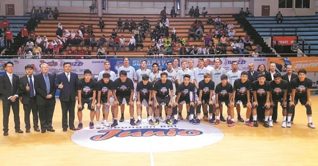 在上海旅游的奇塔迪尼重返海港俱乐部，拜访昔日教练和队友（游沪期间，奇塔迪尼回到海港俱乐部看望旧帅旧友）