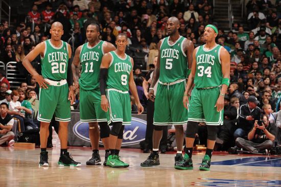 听名字就很猛！泰森借转换快攻机会 单臂炸扣完成终结（名号凶猛！泰森快攻转换中单臂爆扣，一举完成终结）