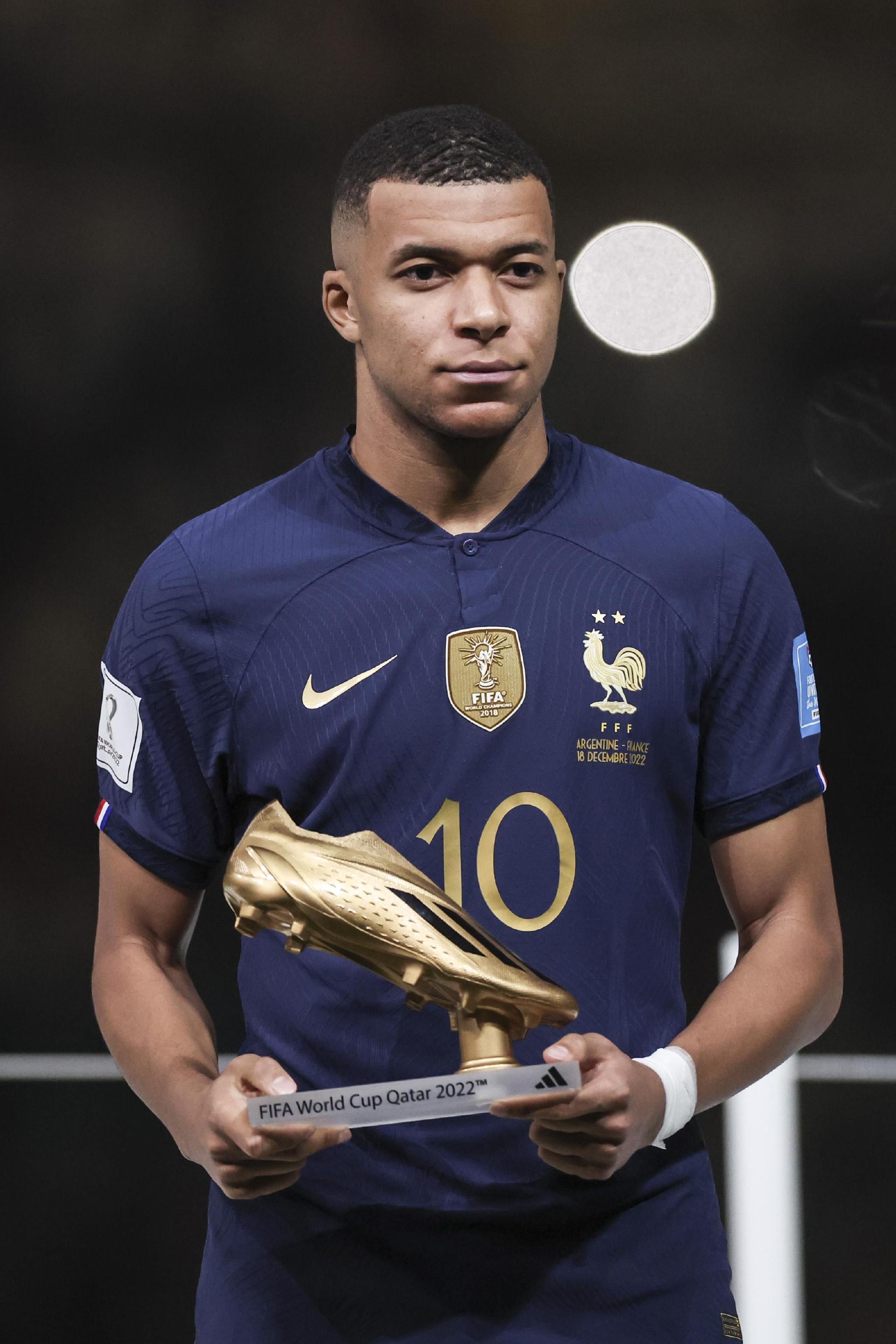 传闻：曼联、罗马和斯图加特也在关注18岁昂热前锋谢里夫（曝曼联、罗马与斯图加特同样关注18岁昂热新星谢里夫）