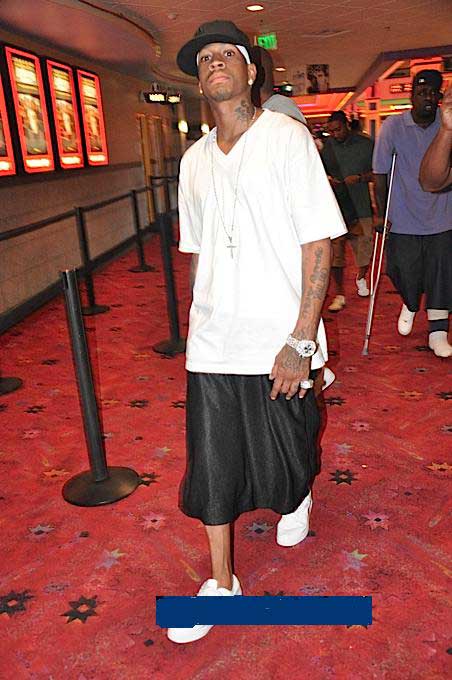 碰撞拉满！约基奇本赛季面对火箭3战场均5.3犯 上一场6犯离场（身体对抗爆表！约基奇本季对火箭三战场均5.3次犯规，上一战6犯被罚下）