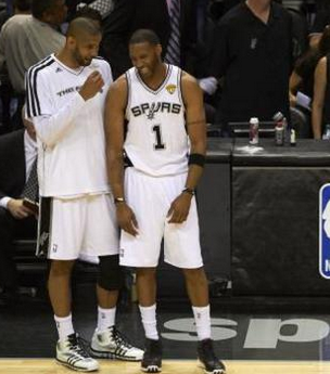 李扬两次失误葬送好局！盯人不紧，踢人送点，蓉城球员集体不满（李扬两度失误断送优势：盯防松懈、犯规送点，蓉城将士集体不满）