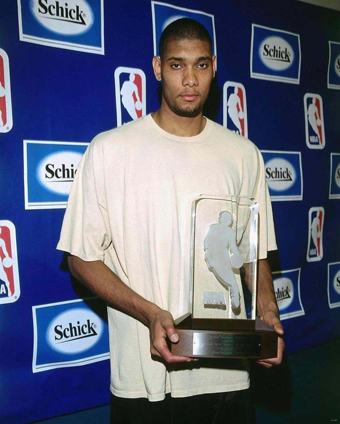 还交易吗？记者：多队想低价打劫独行侠换浓眉，后者场均21+11（还考虑交易吗？记者曝多队欲以低价从独行侠换来浓眉，浓眉场均21+11）