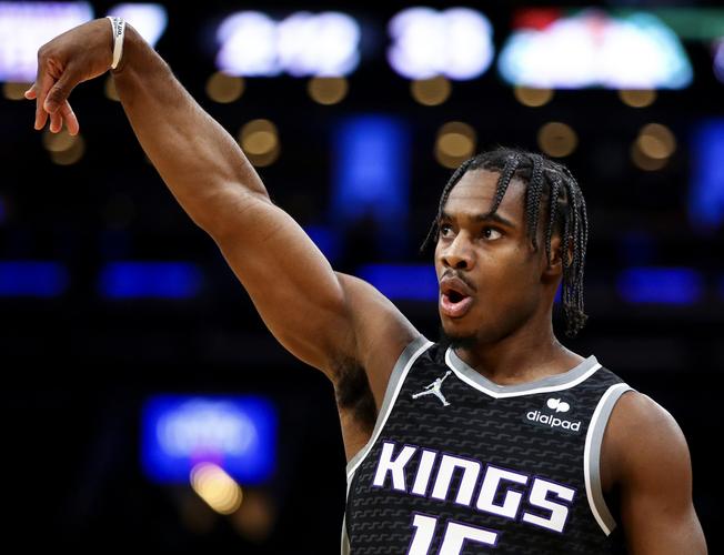 巴甲弗鲁米嫩塞主场采用狗狗球童，鼓励球迷去领养宠物（巴甲弗鲁米嫩塞主场启用萌犬球童，号召球迷领养宠物）