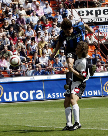 离大谱了！ 范戴克你退个锤子的退啊！利物浦1：1桑德兰！ 主队信仰只为英超（离谱至极！范戴克这退啥退？利物浦1-1桑德兰，主场信仰只为英超）