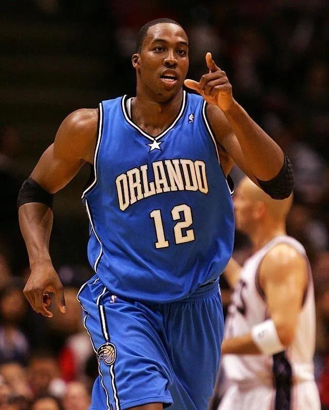 图片报：诺伊尔调整了训练流程，乌尔比希也激励着他继续（图片报：诺伊尔优化训练安排，乌尔比希也在激励他坚持前行）