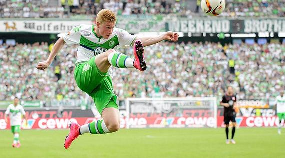 消息人士称，利物浦已开启谈判，有意以5000万英镑签下德甲顶级球员之一。（据知情人士透露，利物浦已展开磋商，计划以5000万英镑引进一位德甲顶尖球星。）