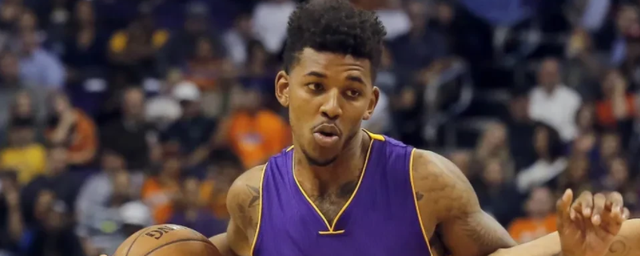 半场战报：斯图加特2-2奥格斯堡，昂达夫，米特尔施泰特点射，马森戈、法比安-里德破门（半场战况：斯图加特2-2奥格斯堡，昂达夫破门、米特尔施泰特点射，马森戈与法比安-里德回敬）