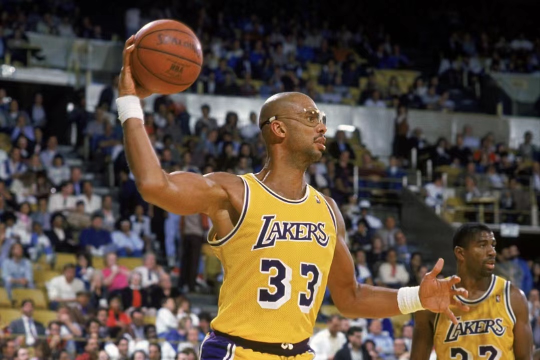 雷迪克执教水平上升，詹姆斯一数据联盟第一，湖人三巨头越打越猛（雷迪克执教提升，詹姆斯一项数据领跑联盟，湖人三巨头越战越勇）