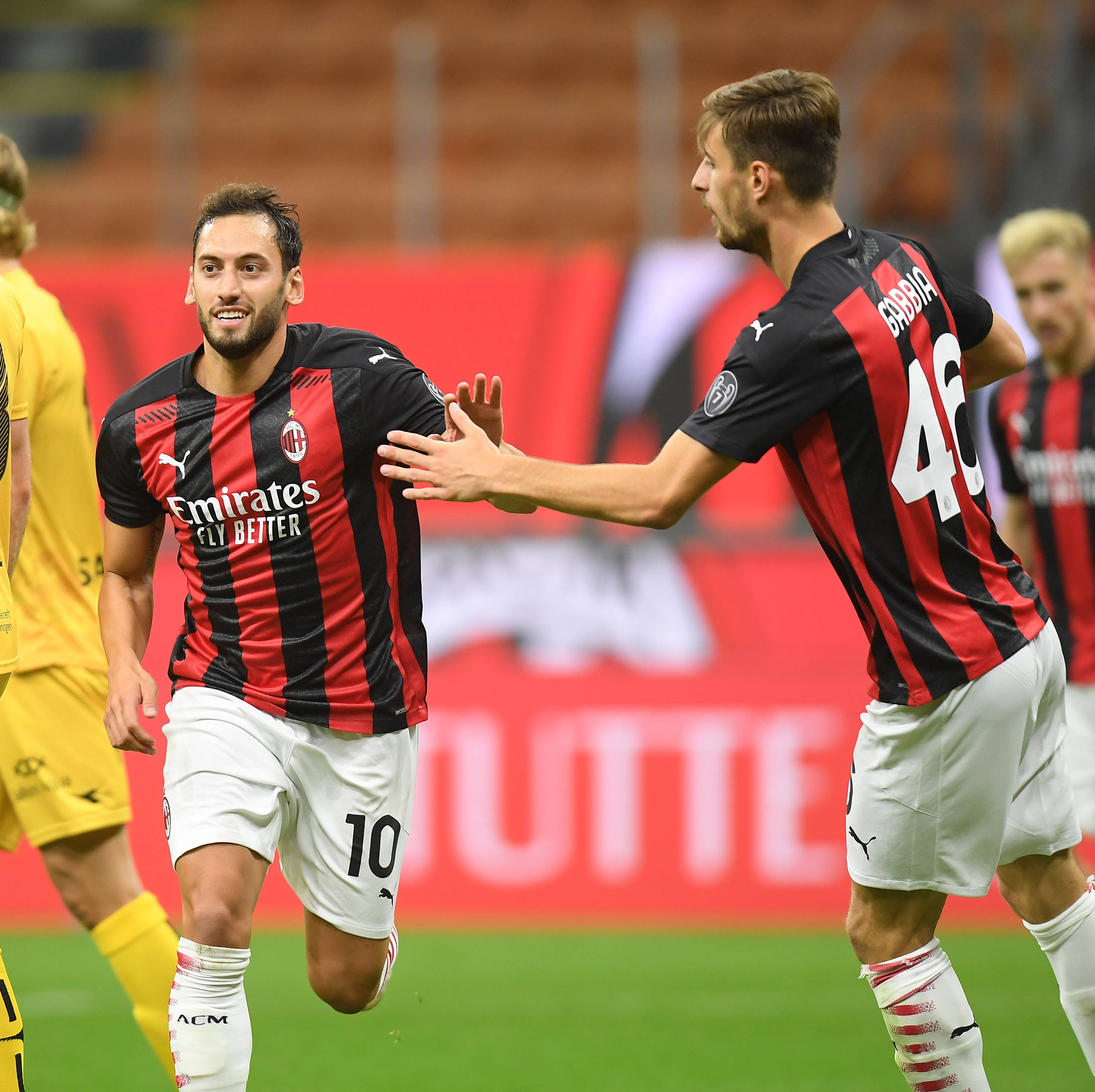 刘军帅晒海牛队与远征军合照：又在末轮完成目标，祝未来可期（刘军帅晒海牛队与远征军合影：再度在末轮达成目标，愿前路可期）